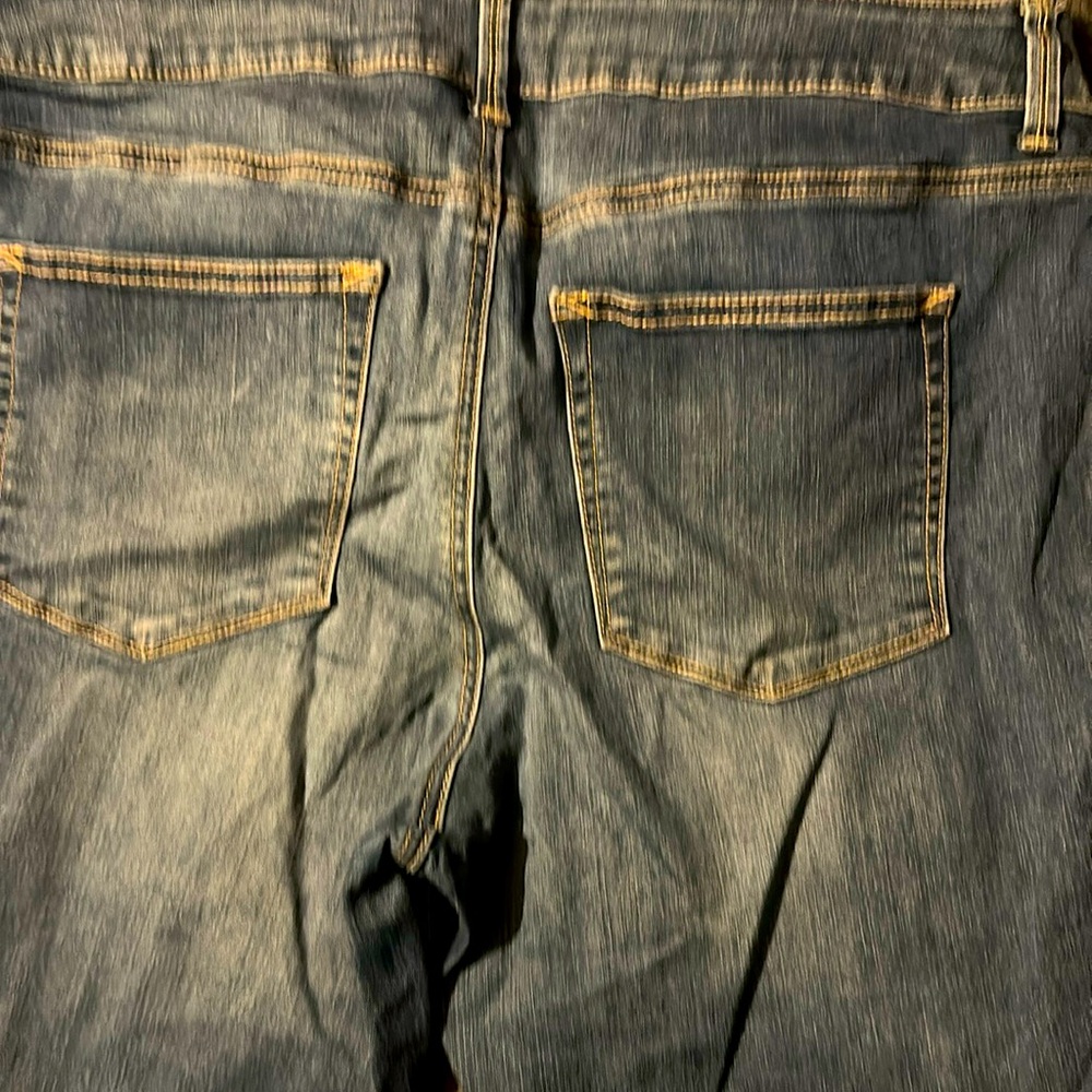 Maurice brand. 14w short
Distressed.